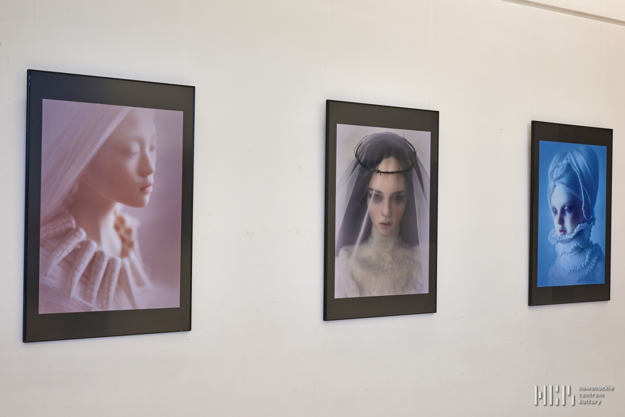„Nie(s)pokój uwięziony” – wystawa lalek i ich fotografii Moniki Mostowik - na wystawie... 03-02-21